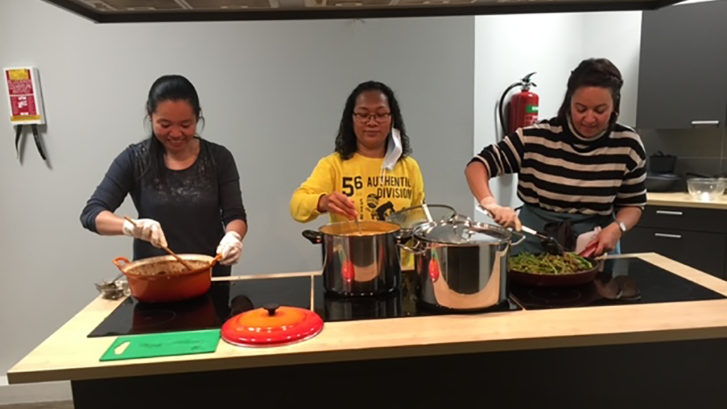 Taalpunt koffie-uurtje kookt voor eetcafé
