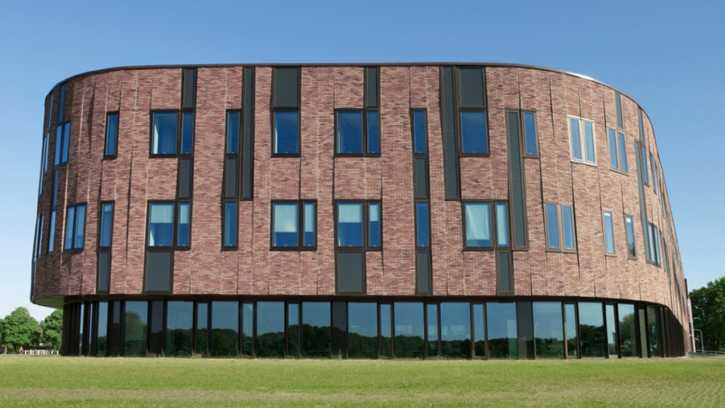 Expositie van Gerrie en Margo van den Brink in het gemeentehuis