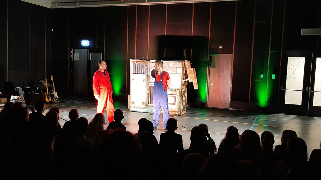 Genieten van theatervoorstelling Hermannosaurus Rex over hergebruik