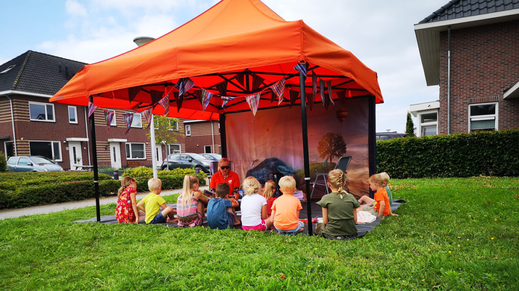 Voorleestent in de Timmerweek