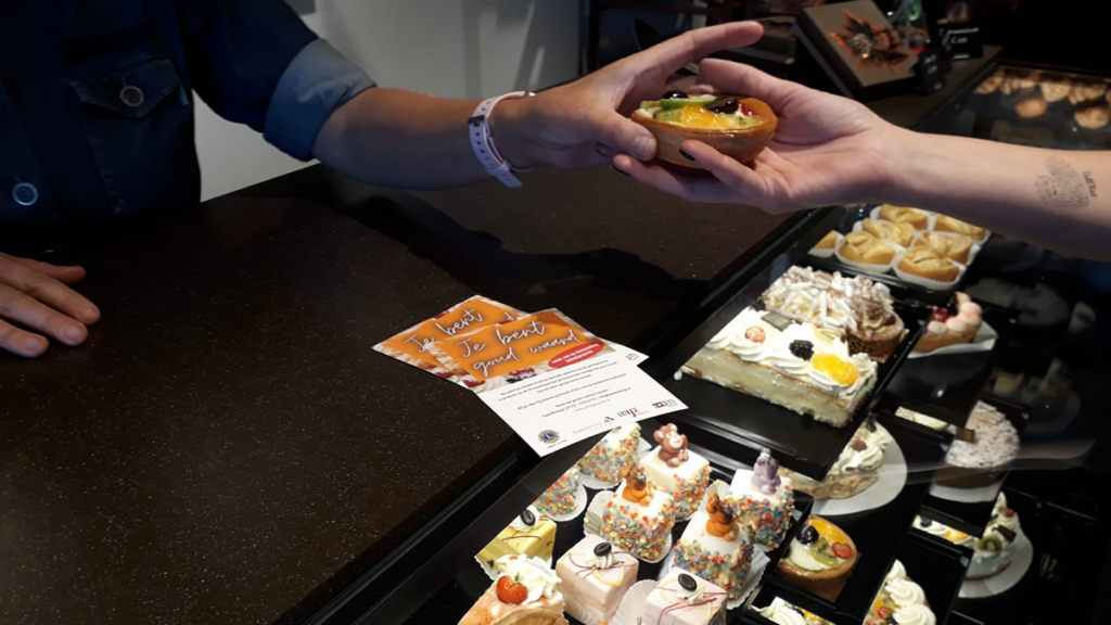 Aandacht voor elkaar tijdens gebakjesactie