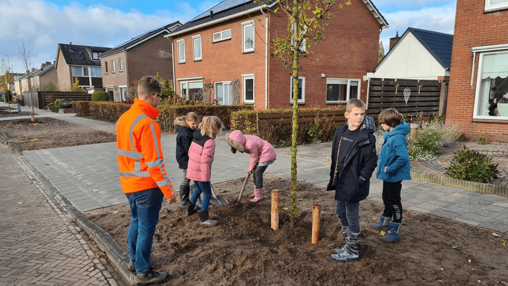 Basisschool De Spiegel aan de slag op boomfeestdag