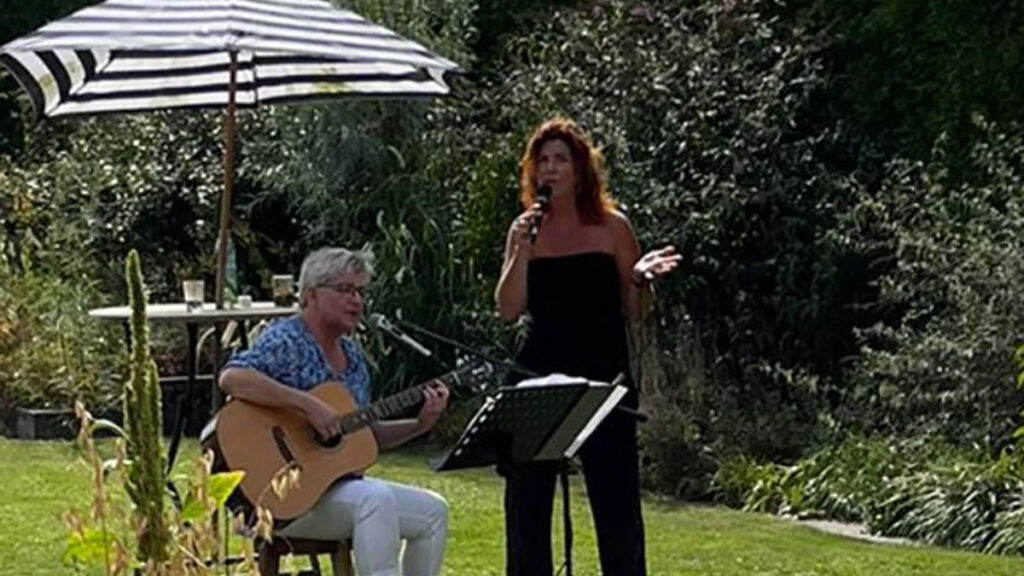 Gebarentolk bij optreden Muziek in de Tuin in Ankum