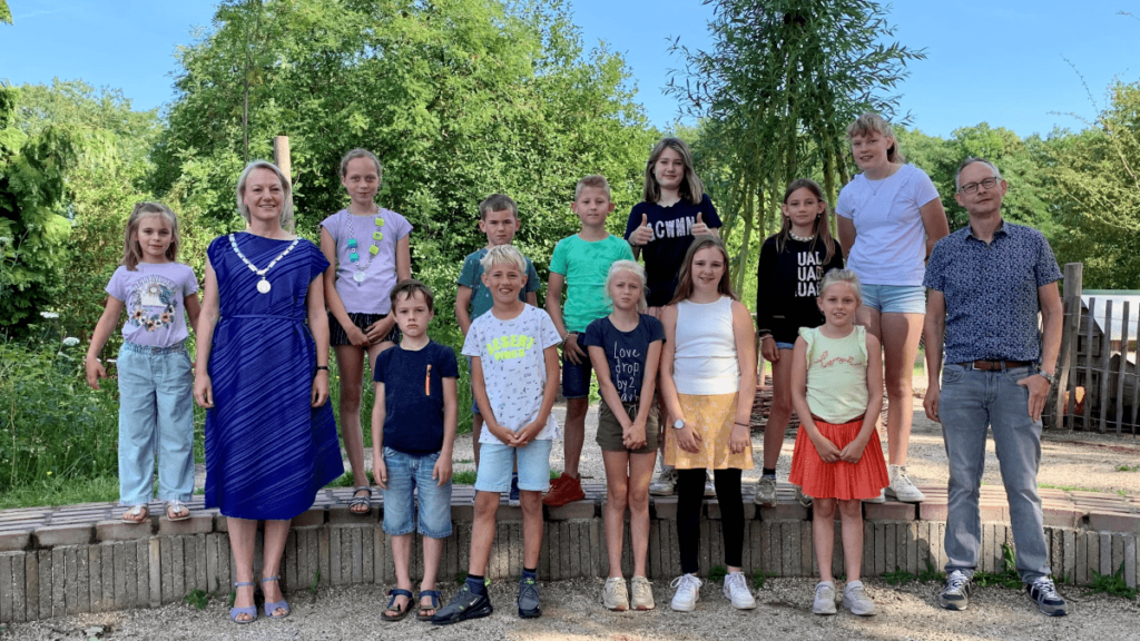 Burgemeestersduo bezoekt groene schoolpleinen in gemeente Dalfsen