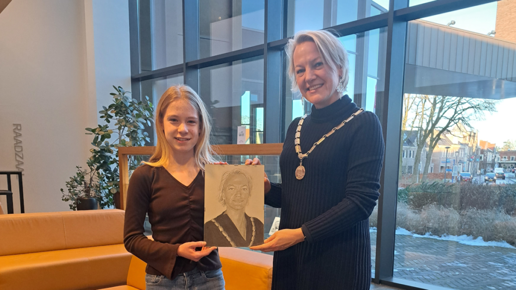 Overhandiging tekening Julia Schepers van burgemeester Erica van Lente
