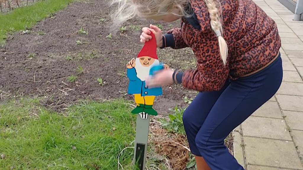 Kinderburgemeester en burgemeester van Dalfsen steken handen uit de mouwen tijdens NLDoet