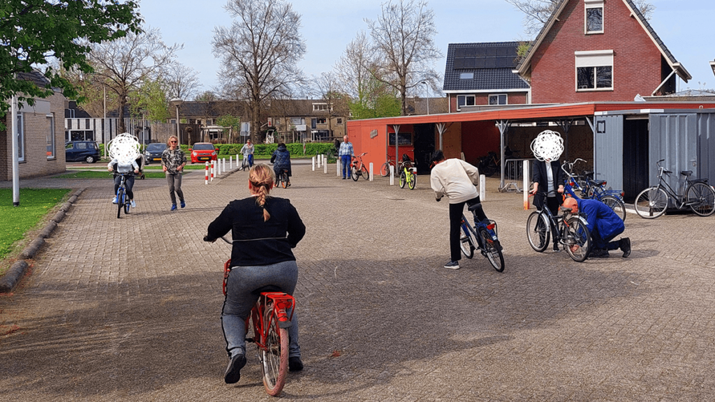 Statushouders leren fietsen in Dalfsen
