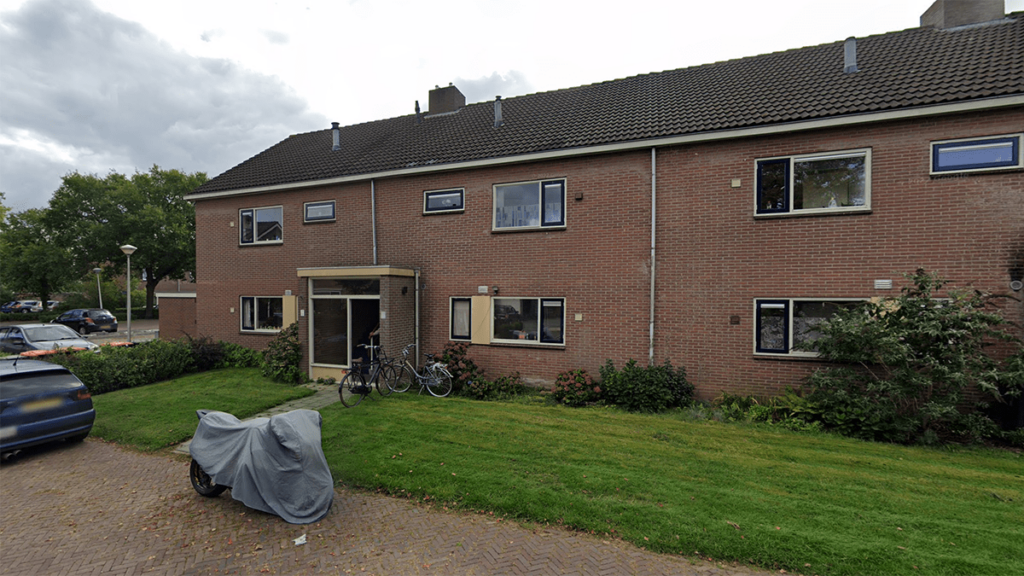 Locoburgemeester sluit woning aan Kievitsbloem in Dalfsen