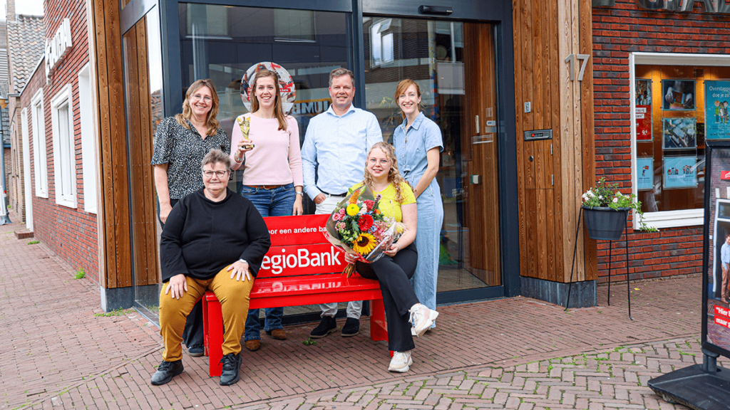 Regiobank Dalfsen krijgt Gouden Duim bij afsluiting Huh-campagne
