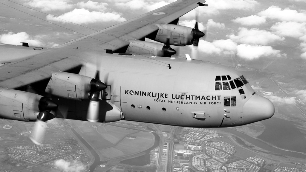 Het Air Mobility Command traint het droppen  van vracht en parachutisten tijdens Falcon Leap