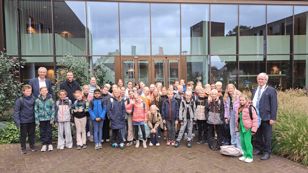 Kinderen basisschool De Polhaar ontbijten samen met burgemeester en wethouder