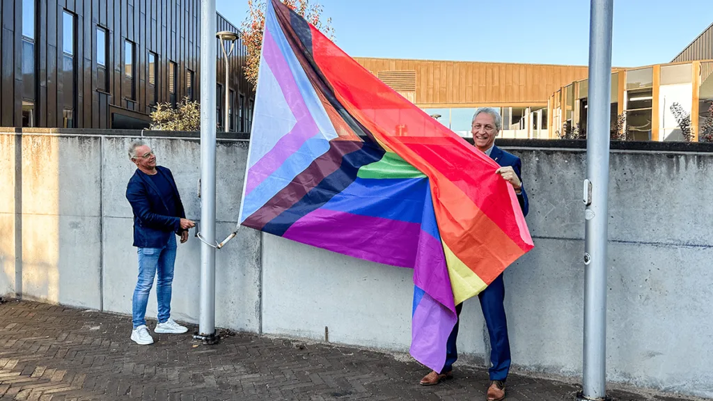 Gemeente Dalfsen hangt regenboogvlag uit op Coming Out Day