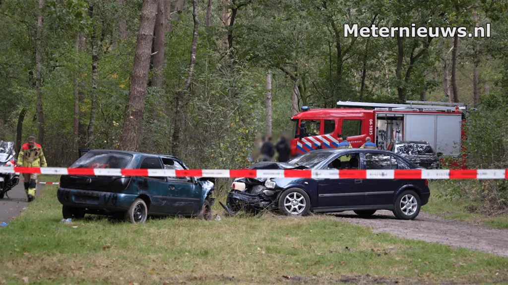 Vier gewonden bij frontale botsing op zandweg in Dalfsen