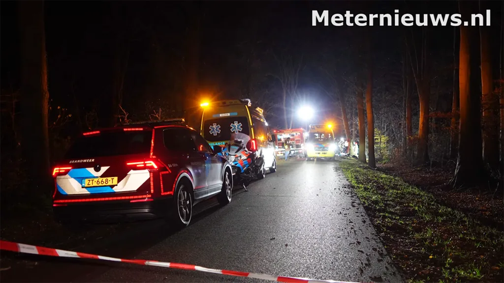 Automobilist zwaargewond na aanrijding met boom