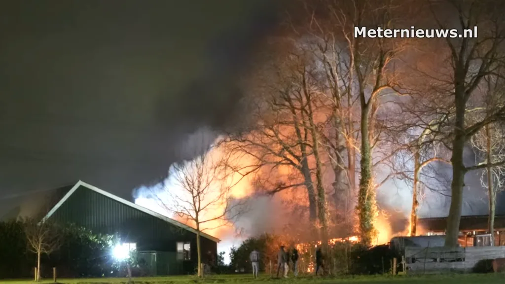 Brandweer voorkomt overslag naar stal bij schuurbrand in Dalfsen