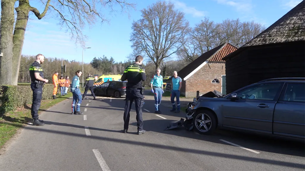 Automobilist gewond na botsing op Heinoseweg in Dalfsen