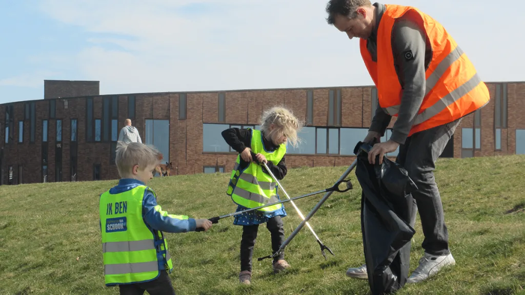 Opruimactie tegen zwerfafval en sigarettenpeuken Opruimactie tegen zwerfafval en sigarettenpeuken