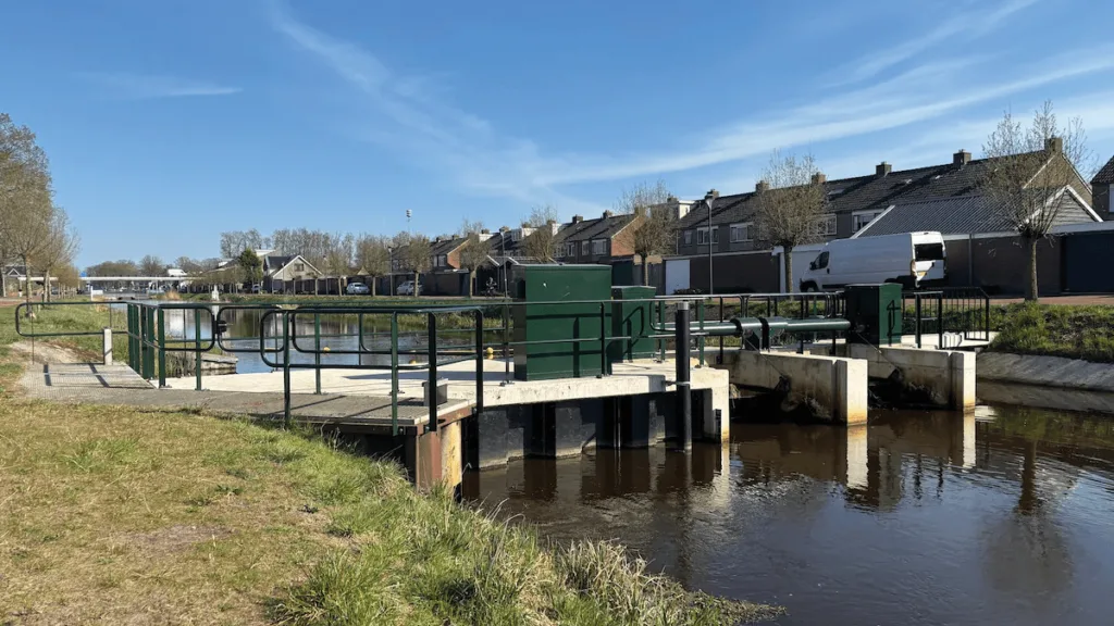 Waterschap grijpt in: hekken rond stuw Lemelerveld tegen kinderspel