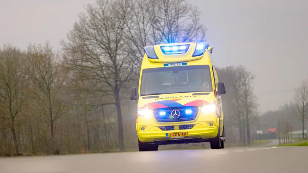 Twee gewonden na botsing crossauto tegen boom bij Dalfsen Twee gewonden na botsing crossauto tegen boom bij Dalfsen