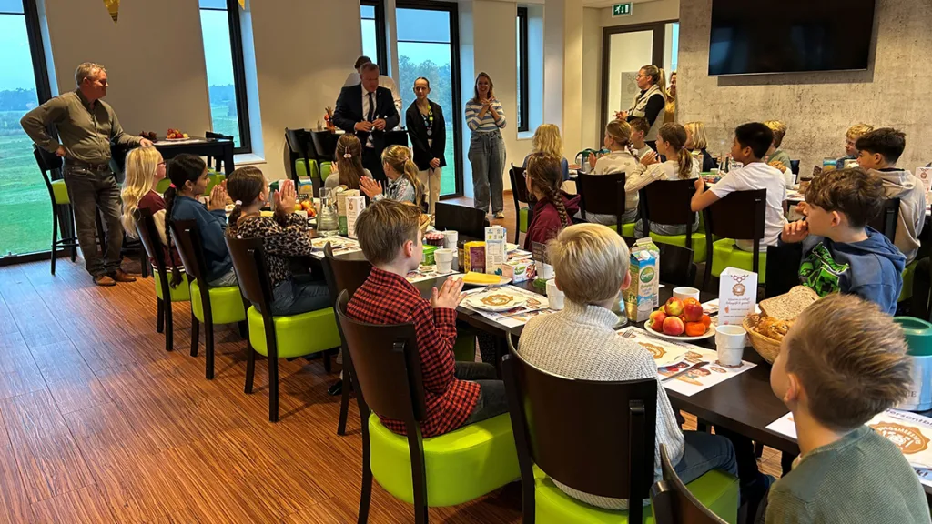 Burgemeestersontbijt: Groep 7/8 praat met Sijbom en Milou Burgemeestersontbijt: Groep 7/8 praat met Sijbom en Milou