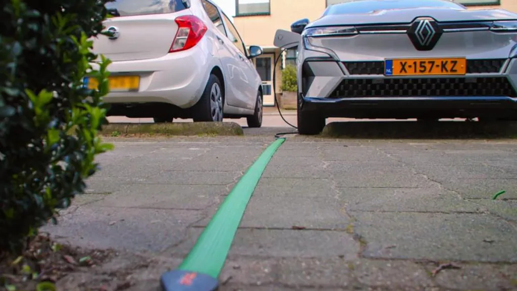 Elektrisch laden voor de deur met platte kabel in Dalfsen Elektrisch laden voor de deur met platte kabel in Dalfsen