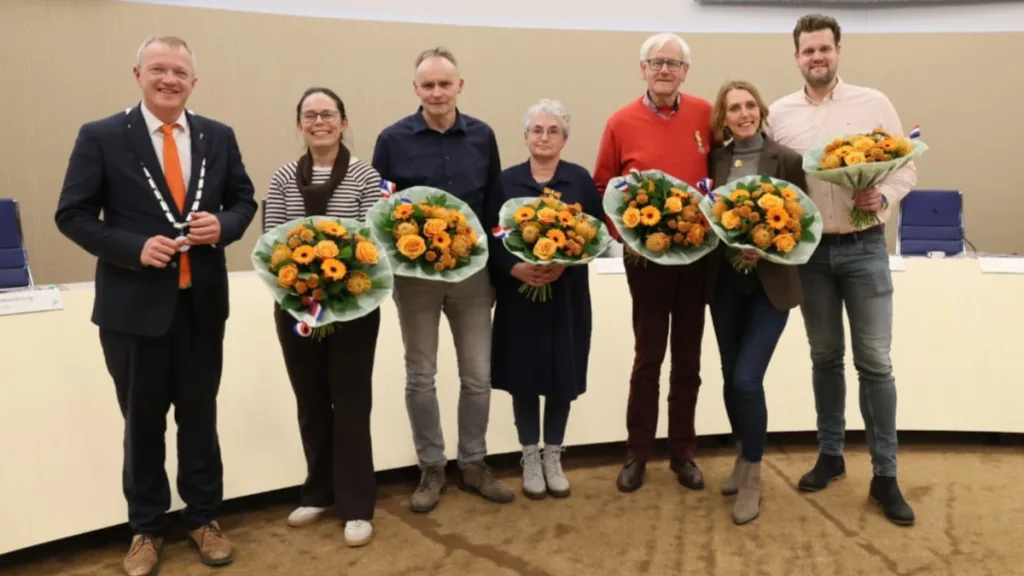 Nieuwe raad Dalfsen: Lintjes en acht verse gezichten Nieuwe raad Dalfsen: Lintjes en acht verse gezichten