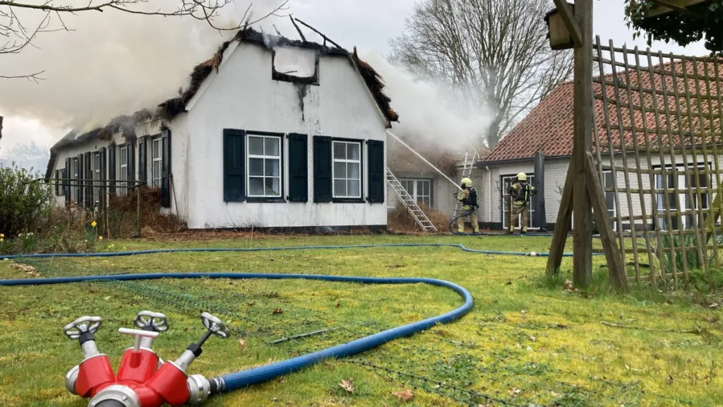 Grote brand in woning met rietdak aan de Hout Es Grote brand in woning met rietdak aan de Hout Es