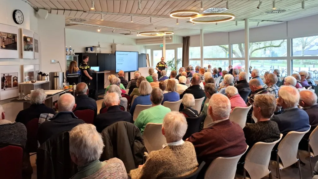 Dalfsen massaal naar voorlichtingsbijeenkomst tegen oplichting Dalfsen massaal naar voorlichtingsbijeenkomst tegen oplichting