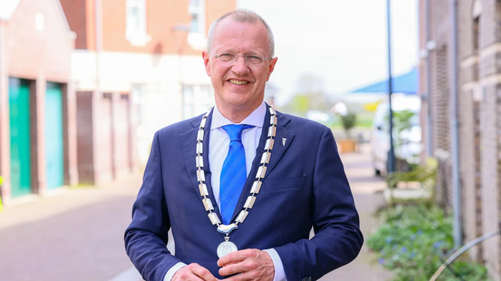Burgemeester Michael Sijbom viert eerste jaar in Dalfsen Burgemeester Michael Sijbom viert eerste jaar in Dalfsen