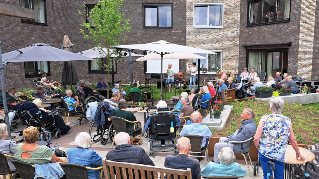 Tiz-Nix zingt in verzorgingshuizen Dalfsen