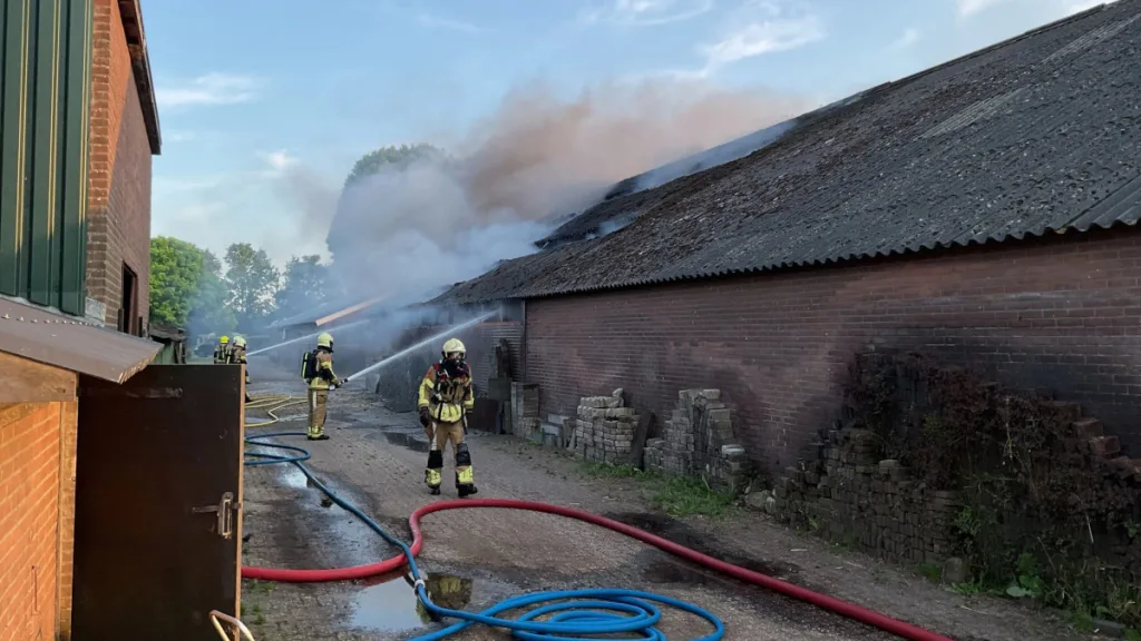 Grote brand in Lemelerveld; camping ontruimd