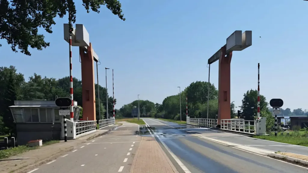 Bruggen en sluizen Overijssel na 14.00 dicht door hitte