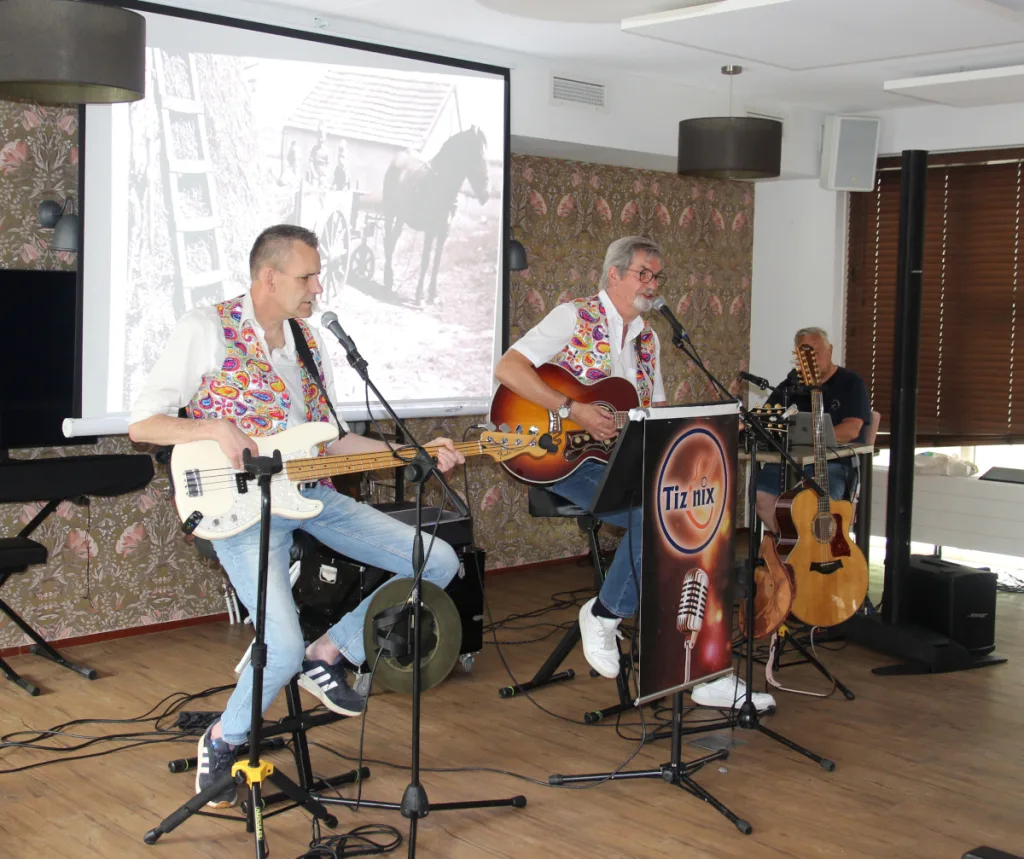 Tiz-Nix zingt in verzorgingshuizen Dalfsen