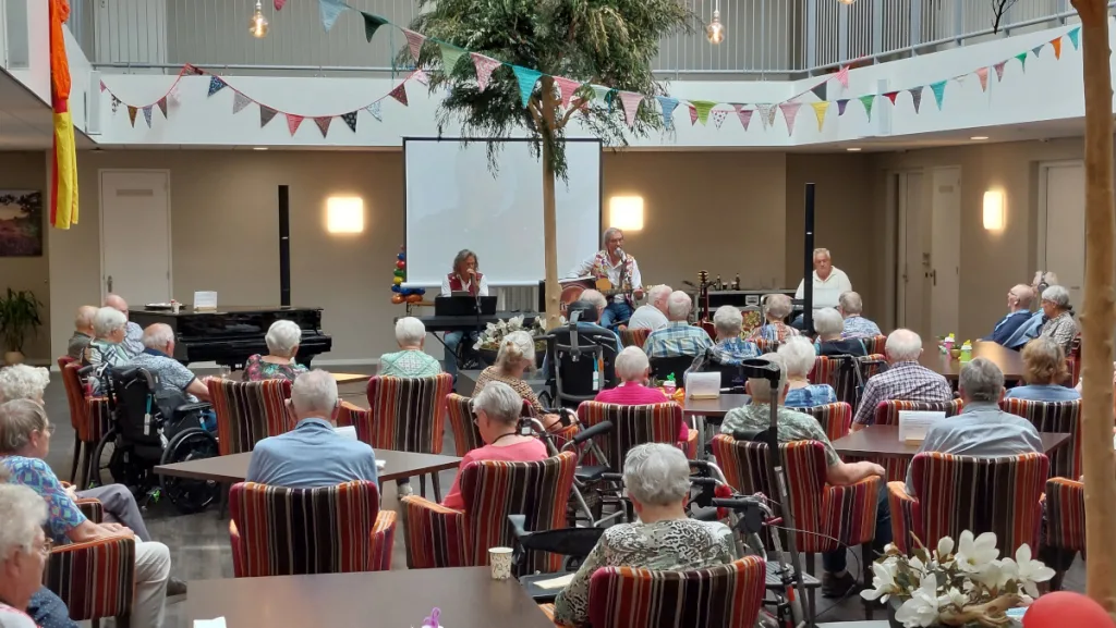 Tiz-Nix zingt in verzorgingshuizen Dalfsen