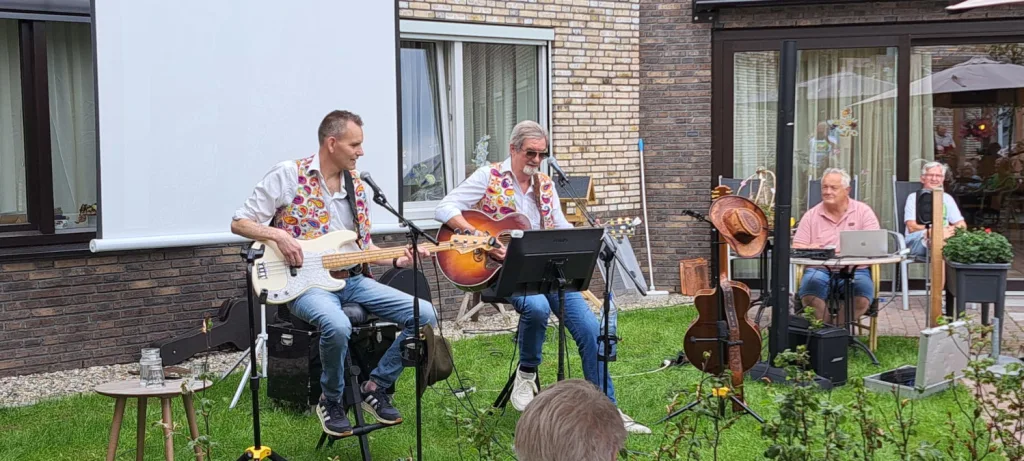 Tiz-Nix zingt in verzorgingshuizen Dalfsen